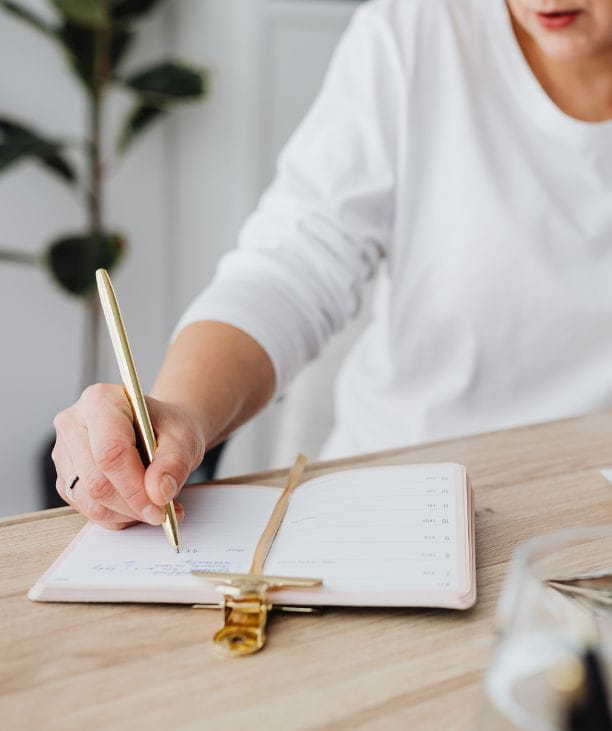 Sarah Connelly - Strategic partner for founder-led fashion & lifestyle brands | Fractional COO, Mentor & Wing-woman (business planning moodboard - web pic)